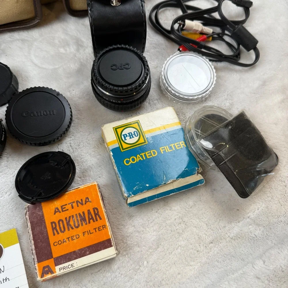 Canon T70 35mm Film Camera FD 35-105mm f3.5 Zoom Lens Vivitar 75-205mm Lens Case